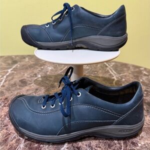 Keen women’s lace up shoe Navy Sz 10